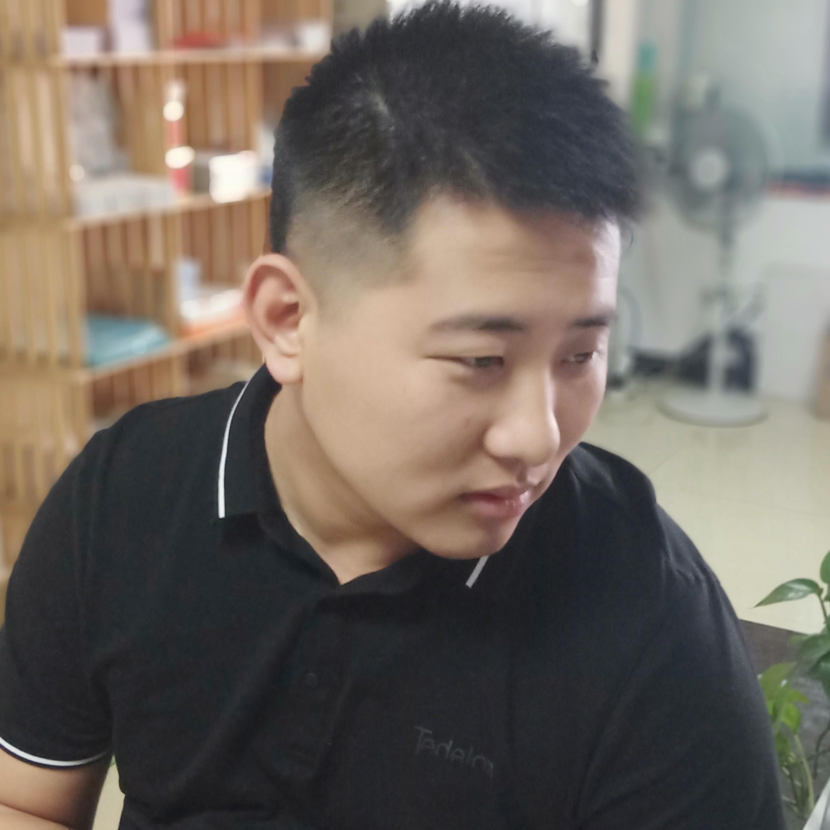 兴华精品服装城经理张文轩照片