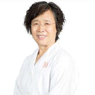  首都医科大学附属北京友谊医院皮肤科主任医师、教授，硕士生导师赵俊英