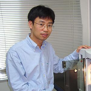 北京大学深圳研究生院纳微米材料研究中心实验室主任江必旺照片