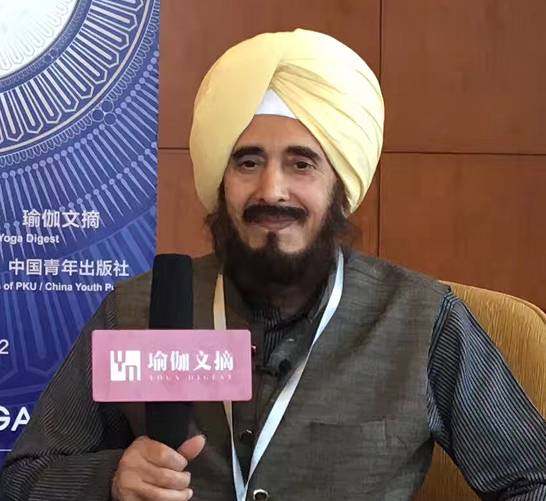 印度卡瓦拉亚达翰慕瑜伽研究学院教授R.S 博格教授