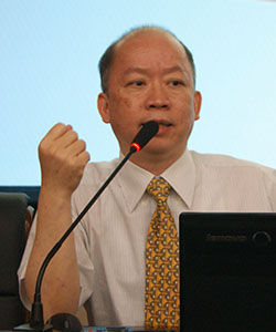 香港城市大学电子工程系讲座教授陆贵文