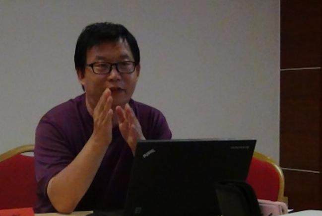  中学高级教师，山东省淄博市临淄区原信息中心主任，长期坚持在一线上课，大量翻阅了关于脑科学、神经科学、曹永胜