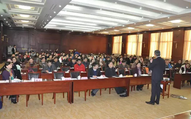 2015企业转型升级之路高峰论坛现场图片